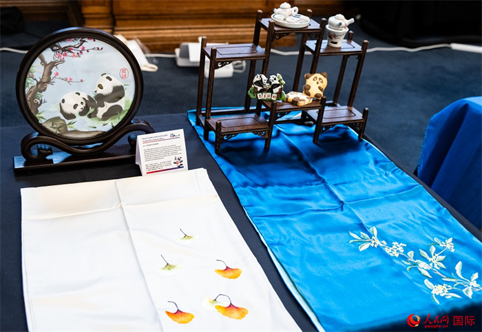 活動(dòng)現(xiàn)場(chǎng)的現(xiàn)場(chǎng)文創(chuàng)展、互動(dòng)體驗(yàn)區(qū)、非遺區(qū)展示。人民網(wǎng) 郭錦標(biāo)攝
