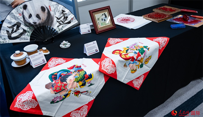 活動(dòng)現(xiàn)場(chǎng)的現(xiàn)場(chǎng)文創(chuàng)展、互動(dòng)體驗(yàn)區(qū)、非遺區(qū)展示。人民網(wǎng) 郭錦標(biāo)攝