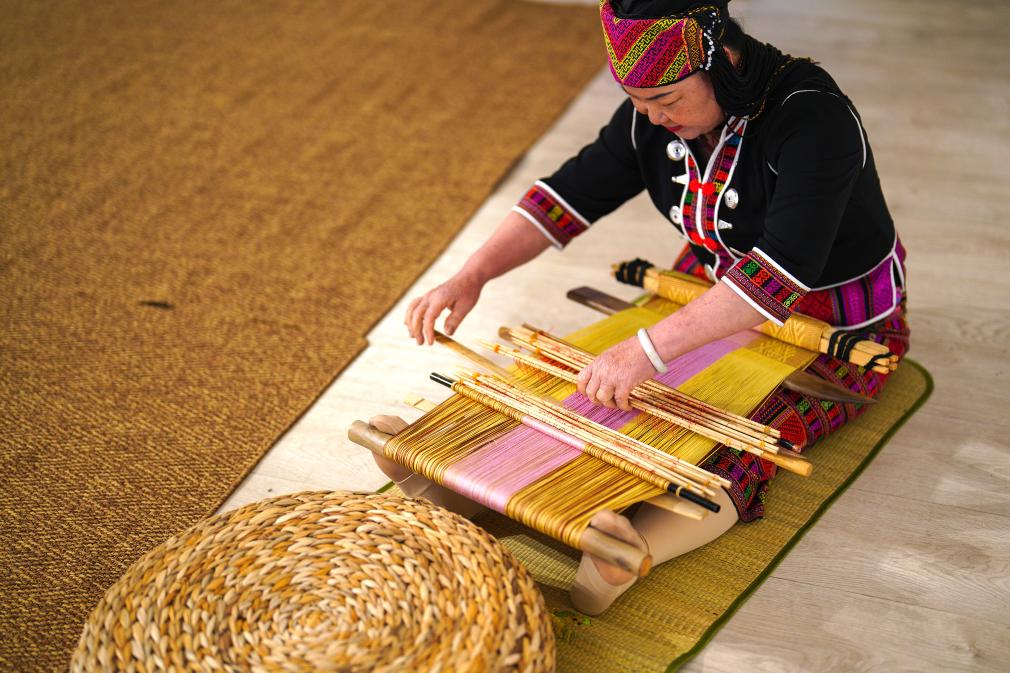 4月17日，黎族傳統(tǒng)紡染織繡技藝國家級代表性傳承人劉香蘭在2023年意大利米蘭設(shè)計周上展示黎錦織造技藝。新華社發(fā)
