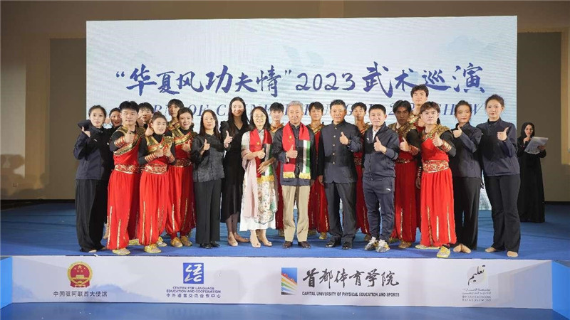 張益明大使與首都體育學(xué)院藝術(shù)團(tuán)合影。中國(guó)駐阿聯(lián)酋大使館供圖