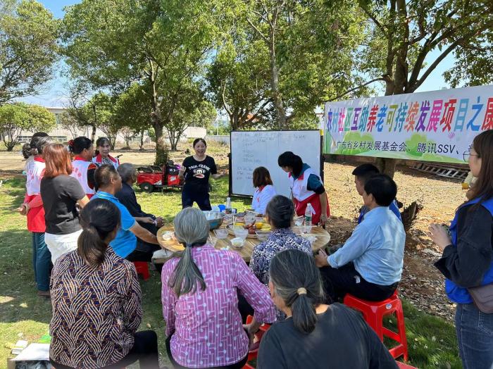 10月23日，廣東韶關農村的互助養(yǎng)老探索，結合仁化縣董塘鎮(zhèn)新龍村的重陽節(jié)活動，將村支書、婦女主任、項目管理人員、新龍村助老員、村民志愿者、健康熱心的老人聚集在一起。 受訪者供圖