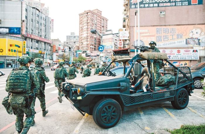 圖為2021年臺陸軍特種作戰(zhàn)指揮部在演習(xí)。圖片來源：臺灣《中國時(shí)報(bào)》。
