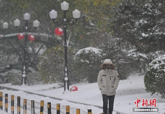 圖為市民在雪中出行。 <a target='_blank' href='/' ><p  align=