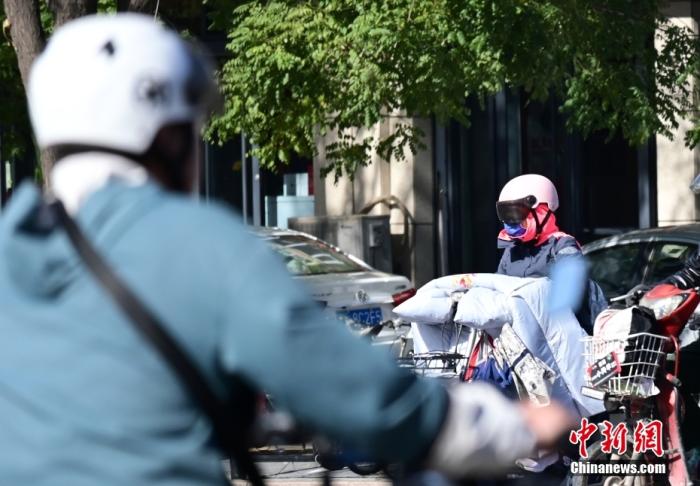 石家莊街頭，市民紛紛穿上厚厚的外套“捂”裝前行。 <a target='_blank' href='/'><p  align=