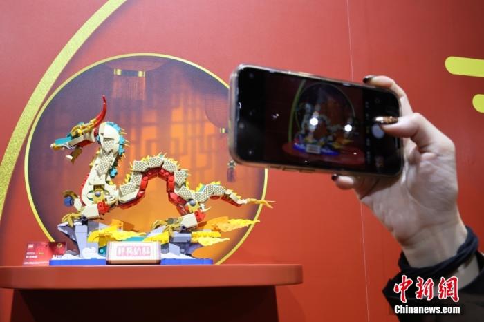 第六屆中國(guó)國(guó)際進(jìn)口博覽會(huì)舉行，消費(fèi)品展區(qū)展出以生肖龍為題材的中國(guó)元素產(chǎn)品。<a target='_blank' href='/'><p  align=