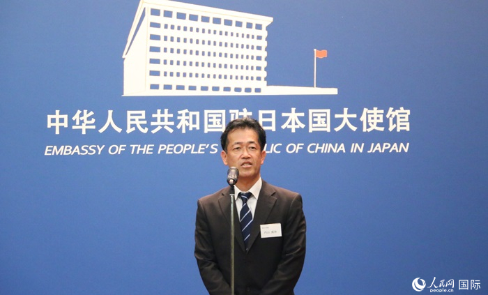 導(dǎo)師代表、東京大學(xué)教授內(nèi)山真伸發(fā)表致辭。人民網(wǎng) 許可攝