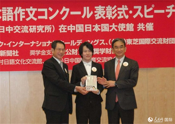 日本駐華大使垂秀夫（右一）、日本僑報(bào)社總編輯段躍中（左一）和趙志琳同學(xué)合影留念。人民網(wǎng)記者 陳建軍攝