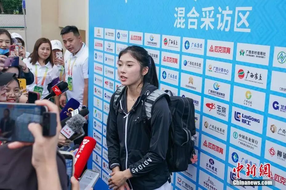 圖為吳艷妮在10日比賽結(jié)束后接受媒體采訪。陳冠言 攝