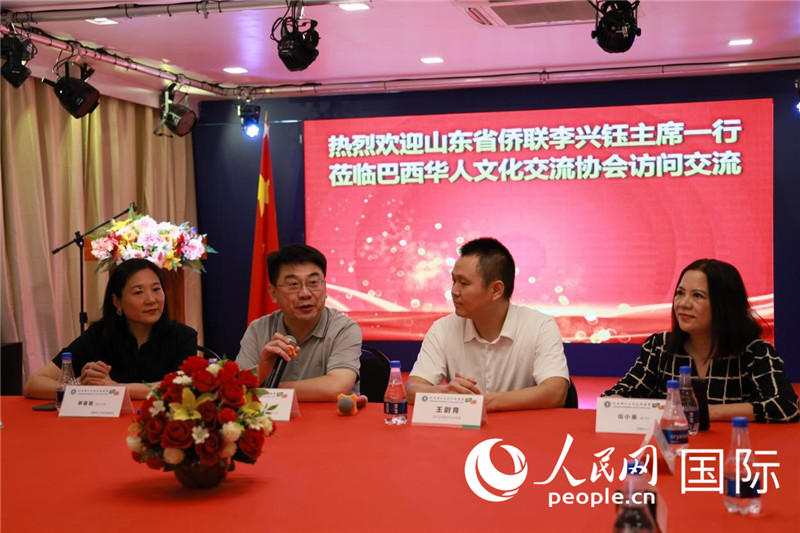 山東省僑聯(lián)主席李興鈺（左二）和與會僑領(lǐng)座談。人民網(wǎng)記者宋亦然攝