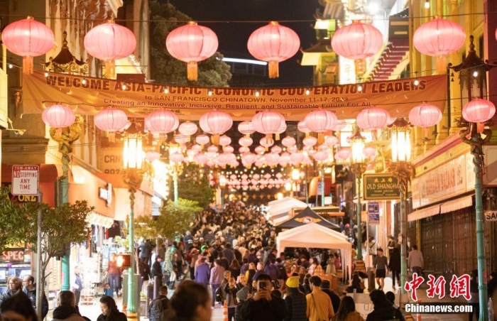 當(dāng)?shù)貢r(shí)間11月10日，美國(guó)舊金山唐人街夜市人頭攢動(dòng)。亞太經(jīng)合組織(APEC)第三十次領(lǐng)導(dǎo)人非正式會(huì)議將在舊金山舉行，當(dāng)?shù)靥迫私钟?jì)劃舉辦包括夜市在內(nèi)的多場(chǎng)活動(dòng)，以吸引與會(huì)者、游客和市民的光顧。<a target='_blank' href='/'><p  align=