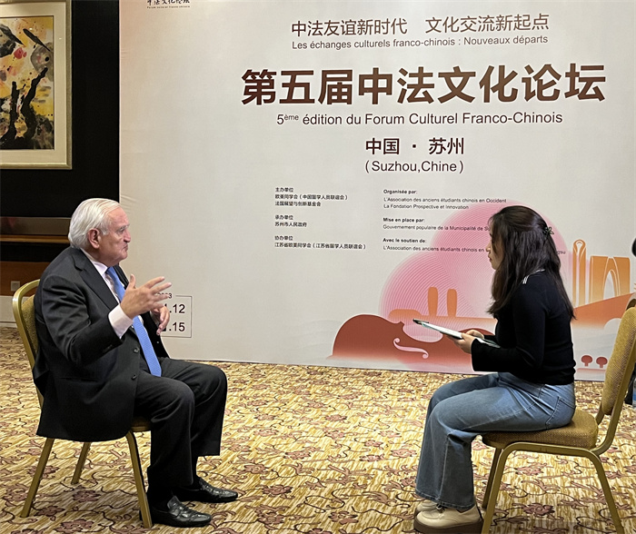 法國前總理、法國展望與創(chuàng)新基金會主席讓-皮埃爾·拉法蘭接受人民網(wǎng)的采訪。（國際在線供圖）