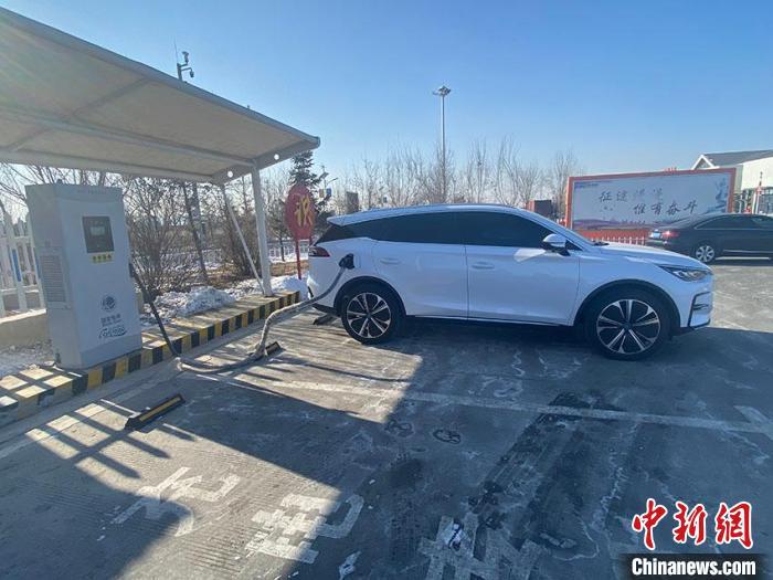 資料圖：新能源汽車正在充電?！±畹?攝