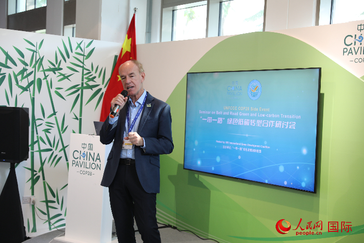 綠色聯(lián)盟聯(lián)合主席、世界自然基金會國際特使蘭博蒂尼在“一帶一路”綠色低碳轉型合作研討會上發(fā)言。人民網(wǎng)記者 張志文攝