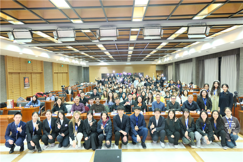 第八屆全國高校西班牙語配音大賽決賽現(xiàn)場合影。主辦方供圖