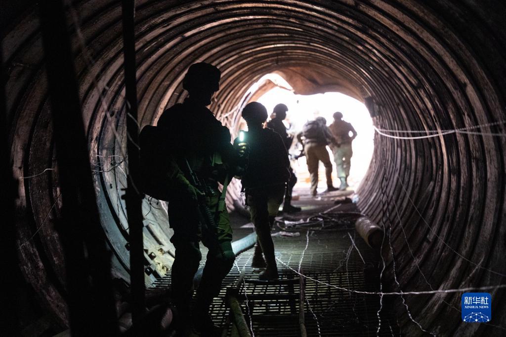 這張以色列國(guó)防軍12月17日發(fā)布的照片顯示，以軍地面部隊(duì)在加沙地帶發(fā)現(xiàn)一處大型地下隧道。新華社發(fā)