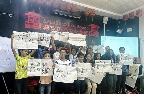 學(xué)著用中文書寫自己姓名的埃及兒童們。埃及?？诉~特文化集團(tuán)供圖