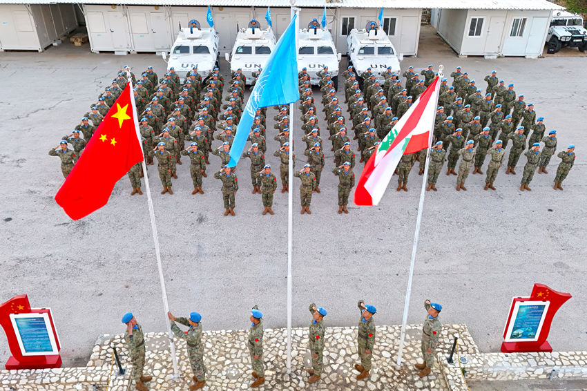 1月1日，中國第22批赴黎巴嫩維和官兵們舉行升旗儀式。胡光明攝