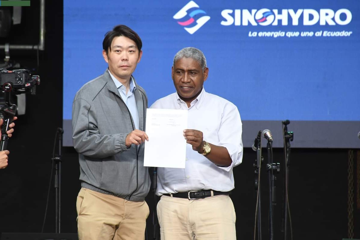 中國電建厄瓜多爾國別代表白納（左）代表中國電建向厄瓜多爾埃爾查科市康復(fù)中心捐贈了一批康復(fù)器材，埃爾查科市市長奧斯卡·德拉克魯斯·卡瓦蒂霍（右）對中國企業(yè)的善舉表示感謝。中國電建厄瓜多爾代表處供圖
