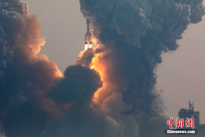 北京時間1月11日13時30分，引力一號遙一運載火箭由太原衛(wèi)星發(fā)射中心在山東海陽附近海域點火升空，將云遙一號18～20星3顆衛(wèi)星送入預定軌道，飛行試驗任務獲得圓滿成功。這是引力一號火箭首次飛行，創(chuàng)造全球最大固體運載火箭、中國運力最大民商火箭紀錄。圖/太原衛(wèi)星發(fā)射中心