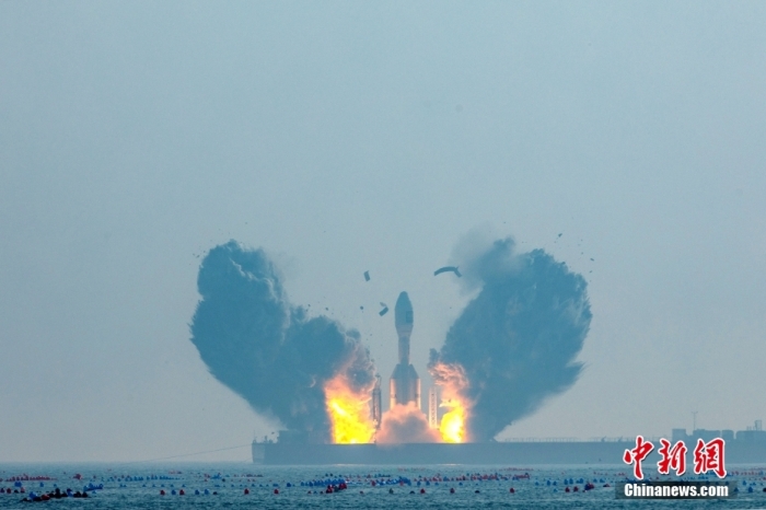 北京時間1月11日13時30分，引力一號遙一運載火箭由太原衛(wèi)星發(fā)射中心在山東海陽附近海域點火升空，將云遙一號18～20星3顆衛(wèi)星送入預定軌道，飛行試驗任務獲得圓滿成功。這是引力一號火箭首次飛行，創(chuàng)造全球最大固體運載火箭、中國運力最大民商火箭紀錄。圖/太原衛(wèi)星發(fā)射中心