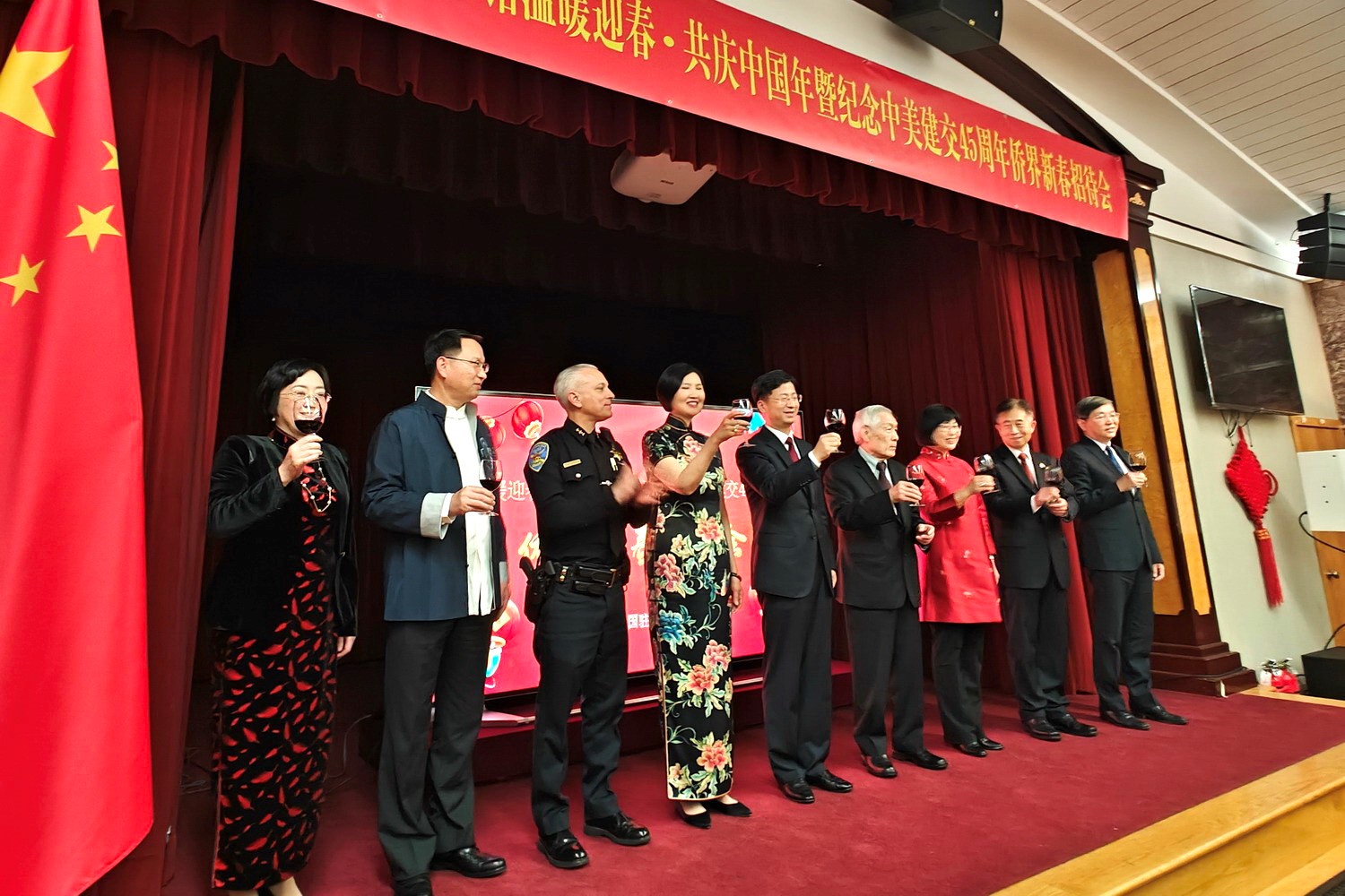 僑胞代表與駐舊金山總領(lǐng)館官員合影。主辦方供圖