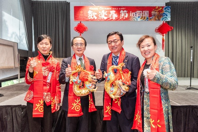 向池田知事、大西市長贈送“歡樂春節(jié)“吉祥龍。從左到右為魏有美副總領(lǐng)事、池田豊人知事、大西秀人市長、馬曉琛主任。中國駐大阪旅游辦事處供圖