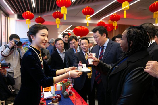 2月2日，人們?cè)谖挥谝獯罄_馬的聯(lián)合國(guó)糧農(nóng)組織總部體驗(yàn)中國(guó)茶藝。新華社記者李京攝