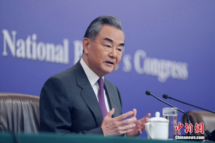 3月7日，十四屆全國人大二次會議在北京舉行記者會，中共中央政治局委員、外交部長王毅就中國外交政策和對外關(guān)系相關(guān)問題回答中外記者提問。<a target='_blank' href='/'><p  align=