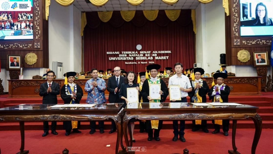 西華大學(xué)、三一一大學(xué)、印尼鋰源新材料有限公司、四川鋰源新能源有限公司四方共同簽署國(guó)際合作協(xié)議。印尼三一一大學(xué)孔子學(xué)院供圖