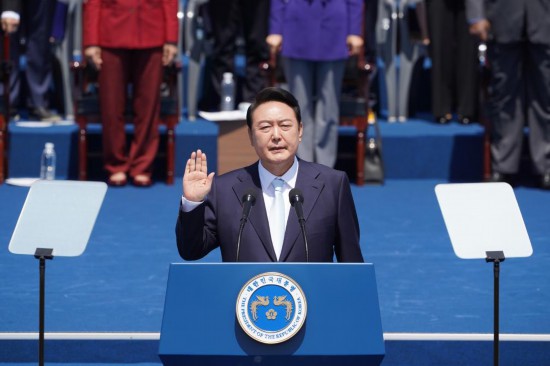 2022年5月10日，在韓國(guó)首爾，尹錫悅出席總統(tǒng)宣誓就職儀式。新華社發(fā)（李相浩攝）