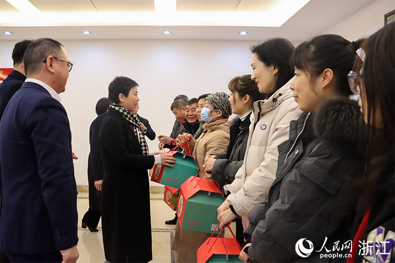 杭州市上城區(qū)“我為年夜飯?zhí)淼啦恕睈?ài)心禮盒正式啟送。人民網(wǎng) 秦文攝