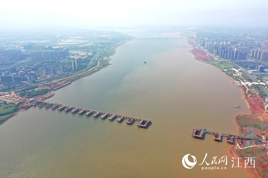 航拍九龍湖過江大橋，該橋是南昌第七座跨贛江通道。 人民網(wǎng) 時(shí)雨攝