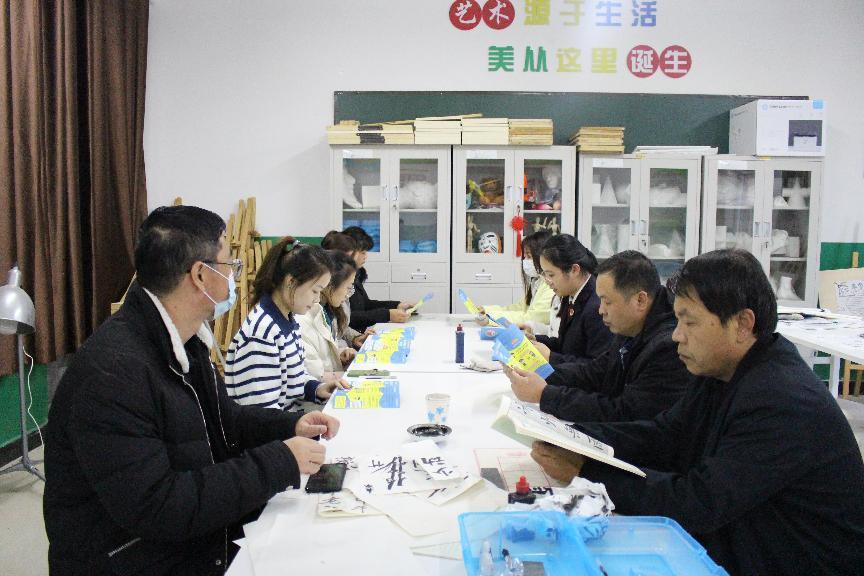 河北省臨西縣人民檢察院未檢檢察官在臨西縣第二小學(xué)為家長講解家庭教育促進(jìn)法。 孫國月攝