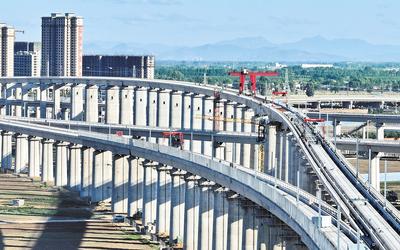 6月7日，工人在唐山市高新技術(shù)開發(fā)區(qū)境內(nèi)的京唐城際鐵路建設(shè)工地施工（無人機照片）。 新華社記者 楊世堯攝
