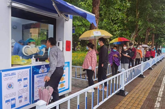 核酸采樣志愿者們上崗。孫金梅攝
