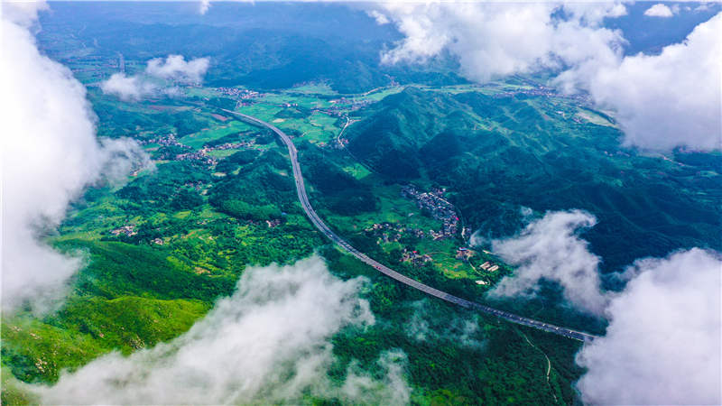 湖南省常寧市廟前鎮(zhèn)泉井村，云霧繚繞，青山蒼翠，公路蜿蜒，秀美如畫。周秀魚春攝