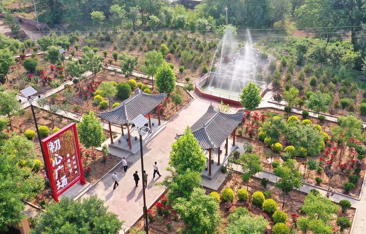 初夏時(shí)節(jié)，襄汾縣鄧莊鎮(zhèn)澗溝村初心廣場(chǎng)內(nèi)一派迷人的鄉(xiāng)村振興新圖景。李現(xiàn)俊攝