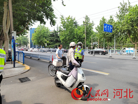 石家莊交警在查處非機動車違章。人民網(wǎng)祝龍超攝