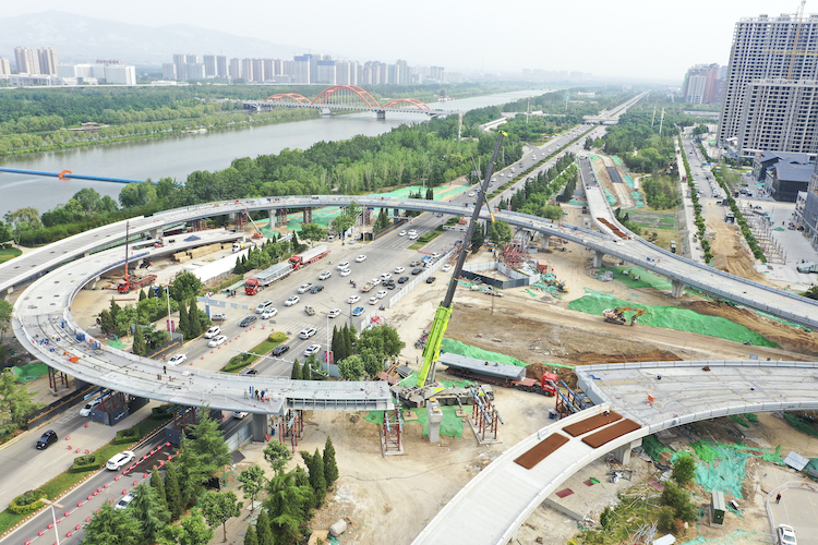 市區(qū)五一路快速通道工程西段順利合龍。