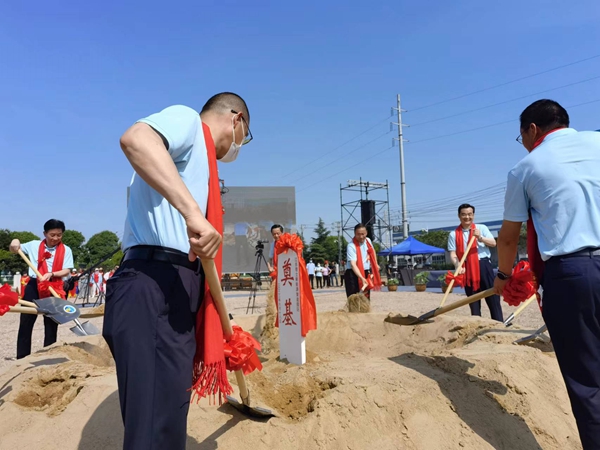 作為今年荷花節(jié)“開場(chǎng)秀”，理士新能源智造園區(qū)項(xiàng)目正式開工。人民網(wǎng) 馬曉波攝