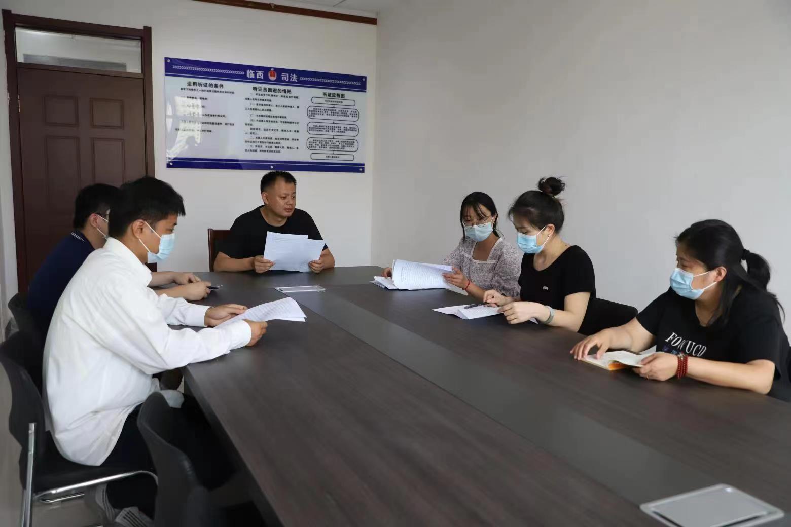 邢臺市臨西縣司法局工作人員在行政復議聽證室對行政復議事項開展聽證問詢。 孟凡儒攝