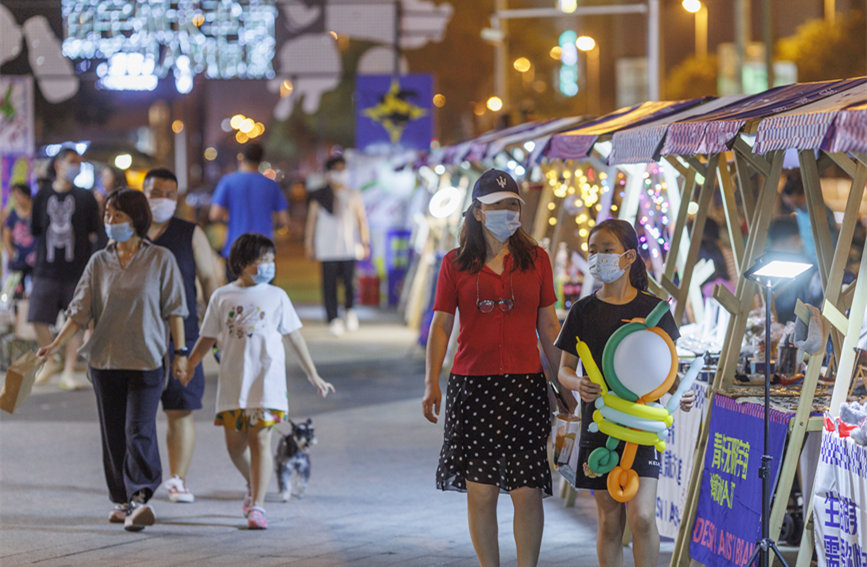 青年無限宇宙潮動市集匯聚眾多文創(chuàng)產(chǎn)品，豐富市民夜生活。王英浩攝