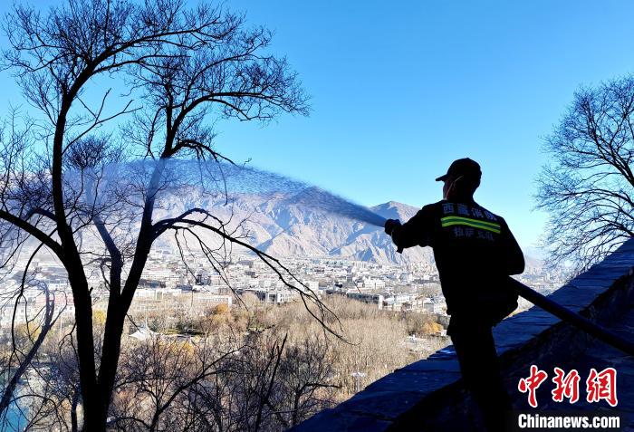 12月6日，布達(dá)拉宮消防救援大隊(duì)在布達(dá)拉宮山體林草區(qū)域開展?jié)窕ぷ??！㈣?攝