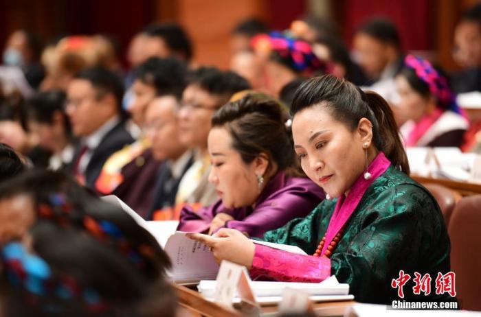 1月5日，次旦卓嘎(右一)在拉薩參加西藏自治區(qū)第十一屆人民代表大會第五次會議第二次全體會議。西藏自治區(qū)人大代表次旦卓嘎來自日喀則市定日縣，定日縣被稱為“洛諧故鄉(xiāng)”，作為西藏民間歌舞，洛諧已被列入中國國家非物質(zhì)文化遺產(chǎn)項目名錄，這是集歌、舞、樂、彈唱于一體的綜合藝術(shù)形式。參加完西藏2022年新年音樂會的次旦卓嘎告訴記者，每年參加的基層演出可達80場，“我希望用最純粹的方式，把最好的聲音帶到西藏乃至中國的各個角落?！?<a target='_blank' href='/'><p  align=