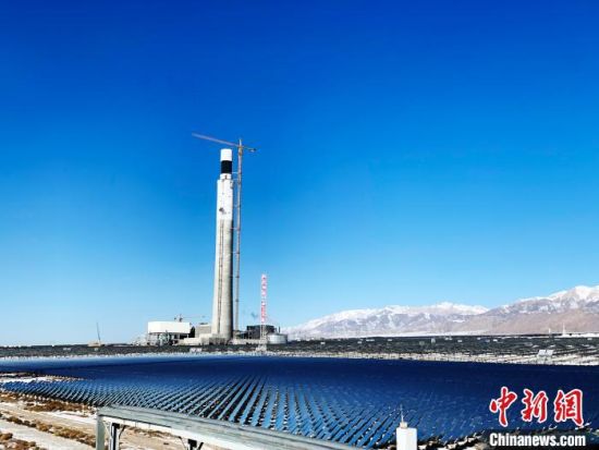 圖為地處柴達(dá)木盆地的光伏電站?！O?！z