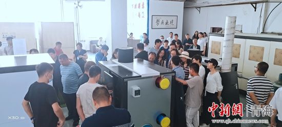圖為行業(yè)內(nèi)人員進行項目參觀。 活動主辦方供圖