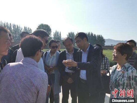 圖為杜德志在基層調(diào)研。受訪者供圖
