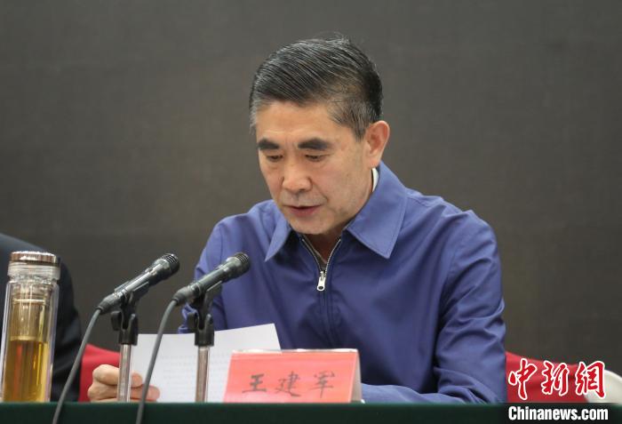 圖為青海省委書記王建軍出席會(huì)議并作講話?！?zhí)砀?攝