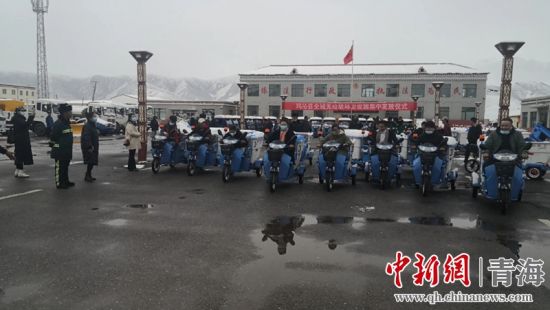 圖為環(huán)衛(wèi)設(shè)施集中發(fā)放儀式現(xiàn)場。甘恩超 攝