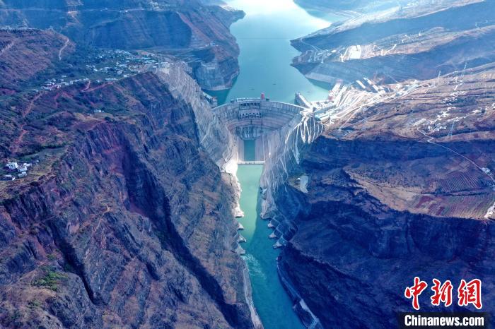 圖為白鶴灘水電站大壩全景圖?！∷娝木止﹫D